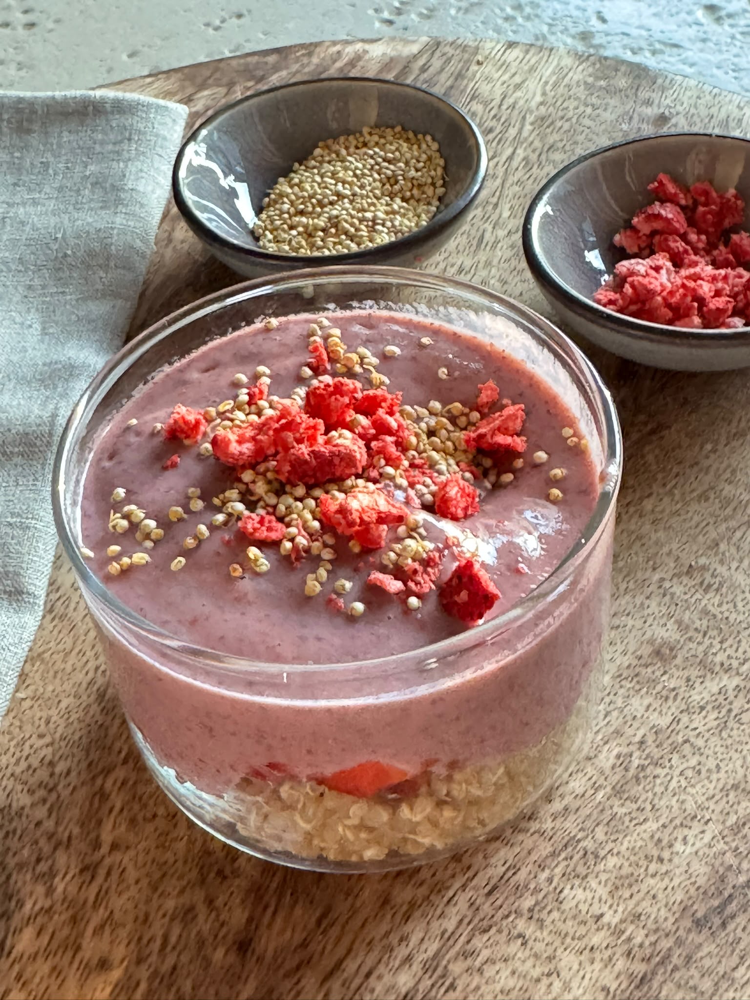 Proteinreiche Berry-Quinoa Bowl