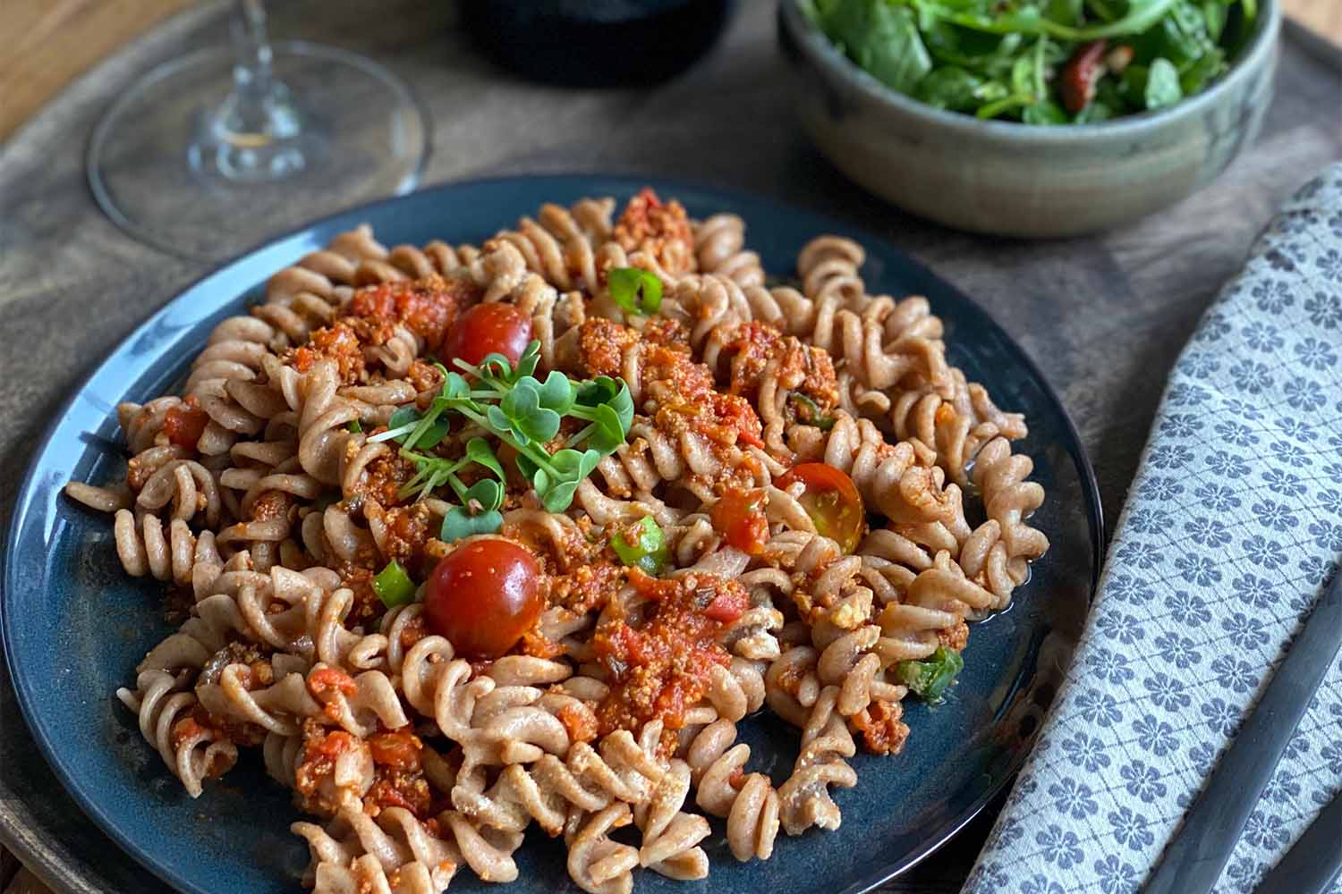 Pflanzliche Bolognese mit NUEA Dinkelpasta