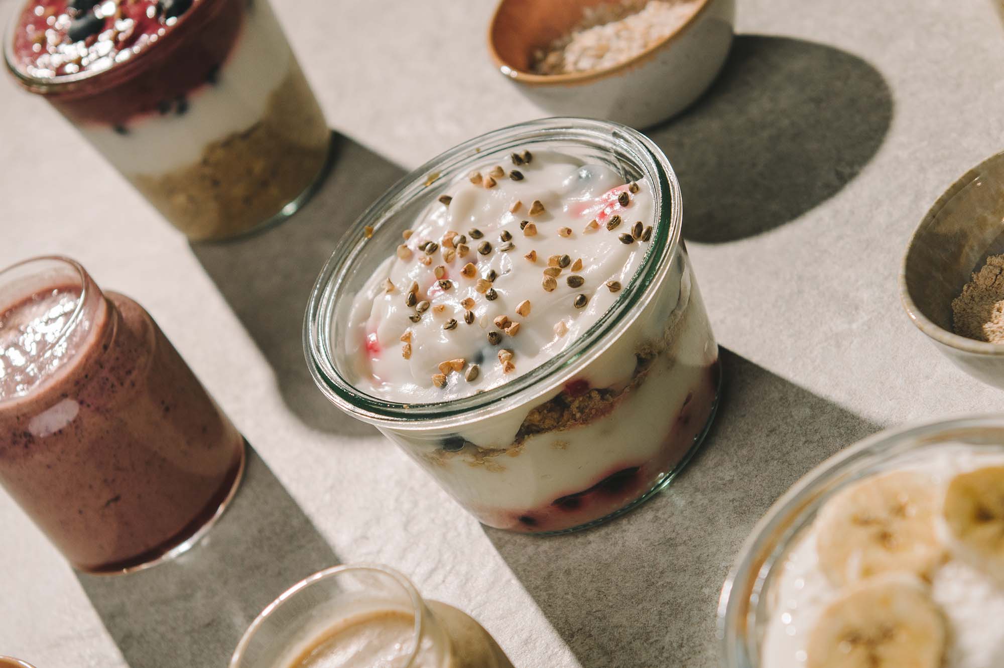 Buchweizen-Hafercrunch mit cremigen Joghurt