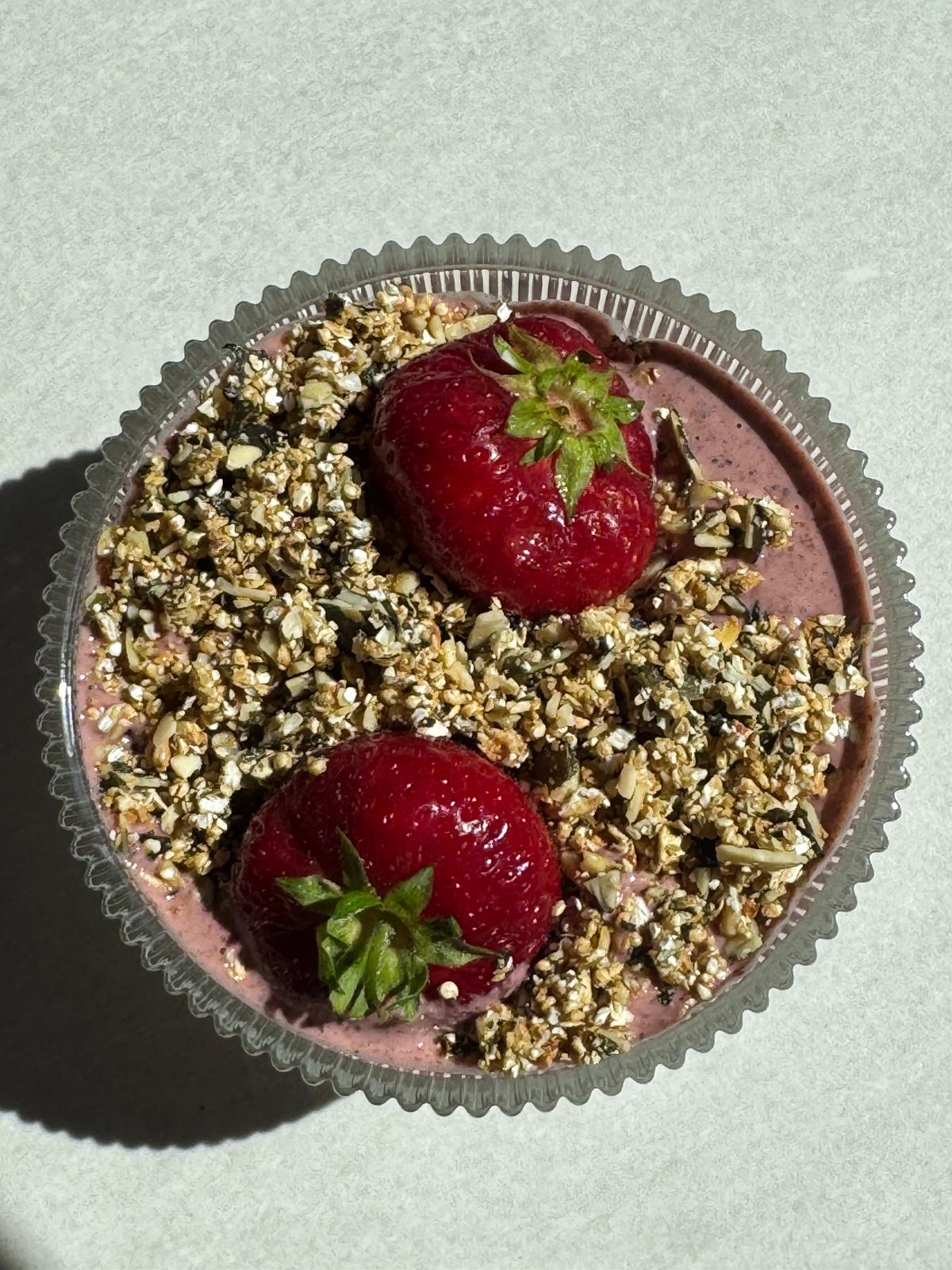 Erdbeercreme mit Superfood Crumble