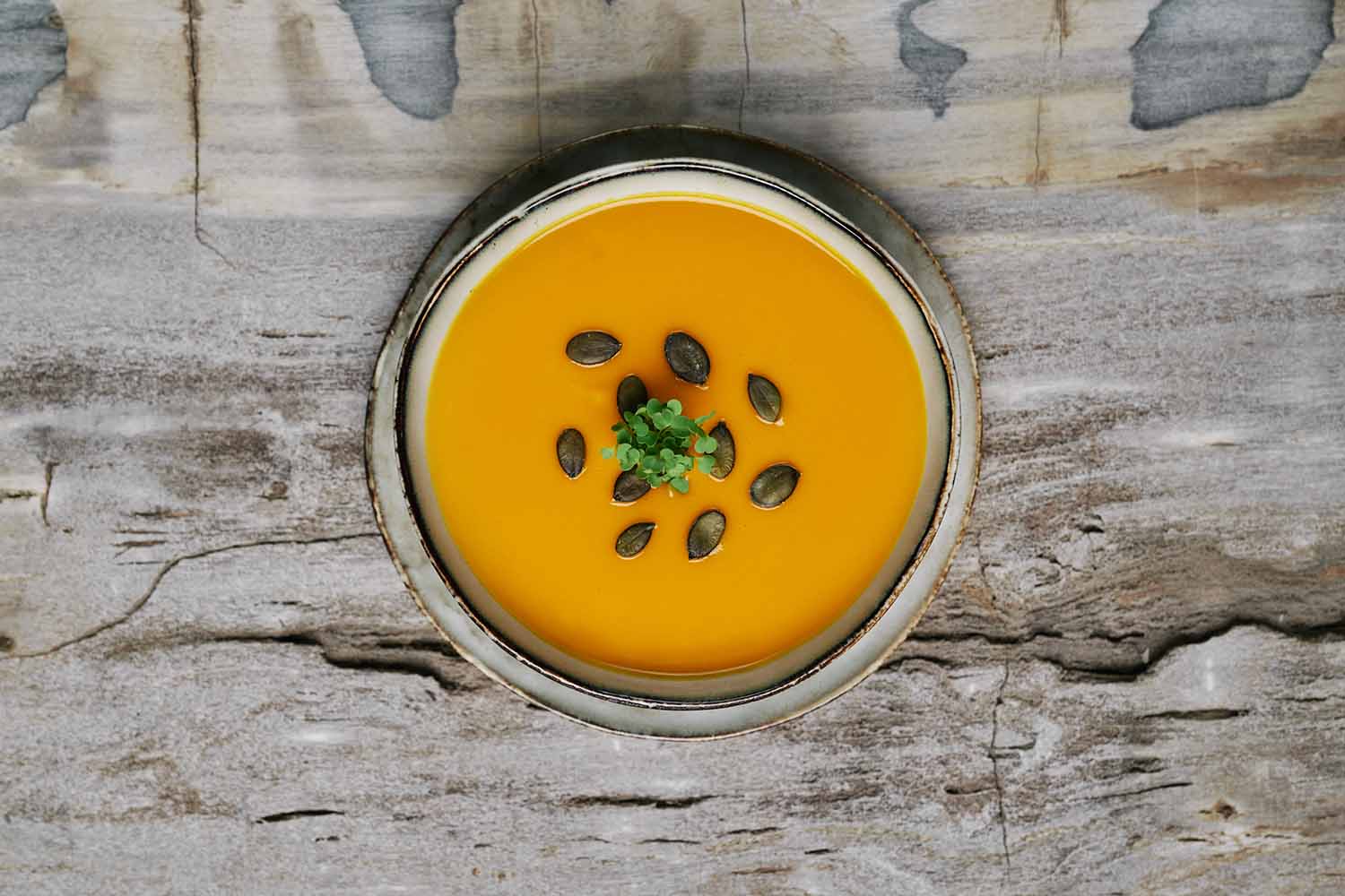 Kürbiscremesuppe mit gekeimten Kürbiskernen – NUEA
